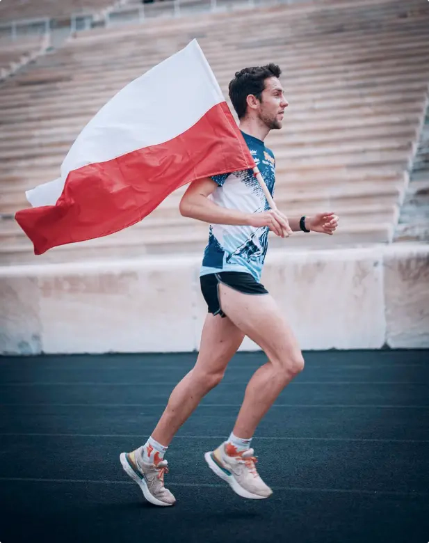 Sportowiec biegający z flagą