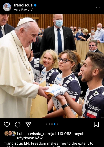 Papież daje prezent mężczyźnie